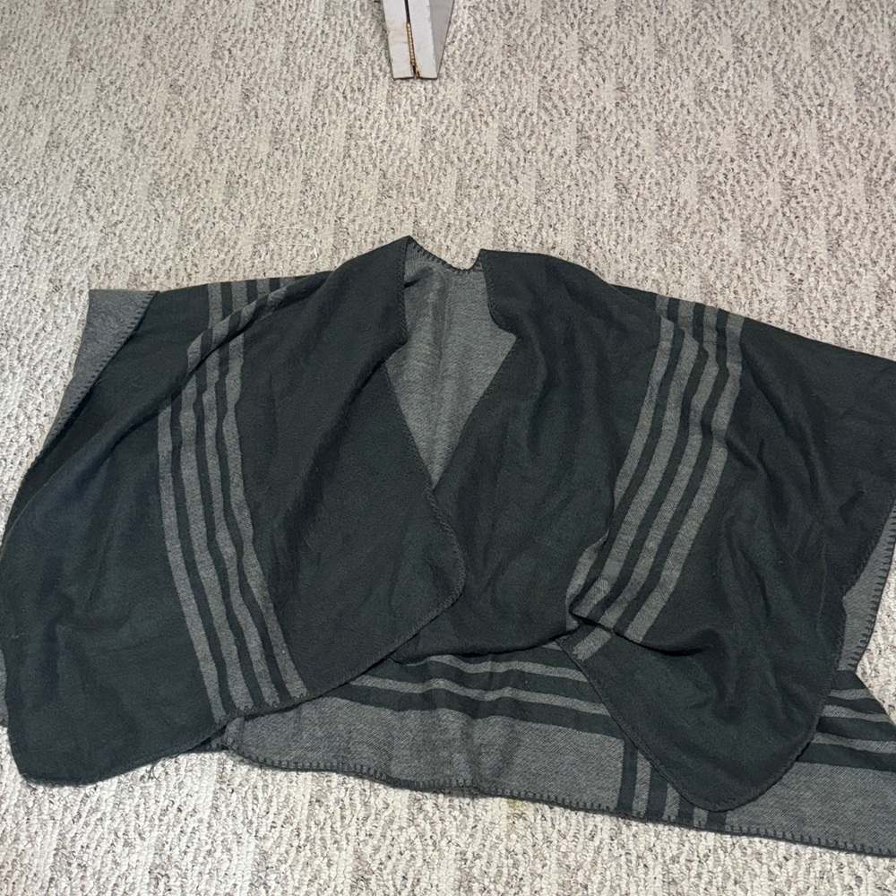 BB Dakota Black and Gray Cape